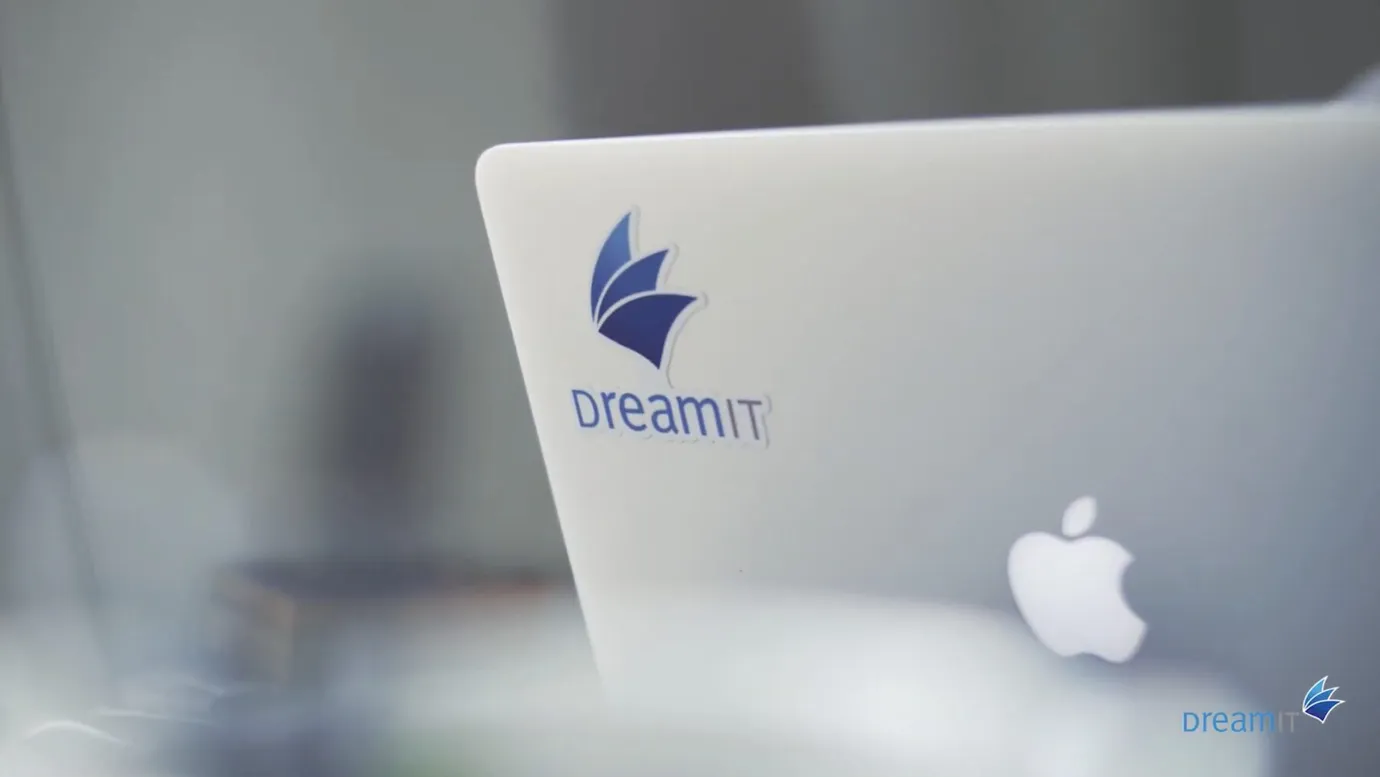 dreamIT-Laptop im Arbeitsalltag – KI-Einführung mit klarer Governance